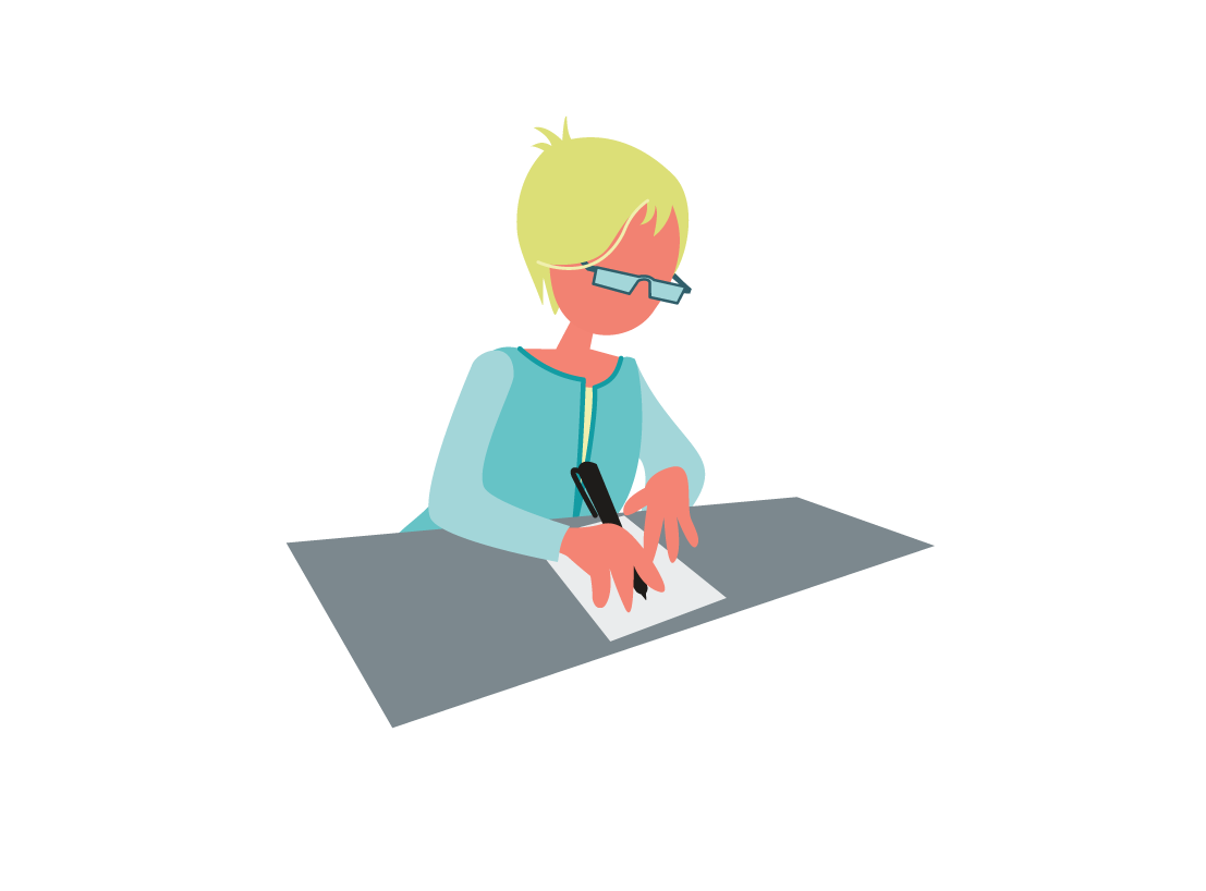  Frau sitzt am Schreibtisch und schreibt per Hand einen Brief