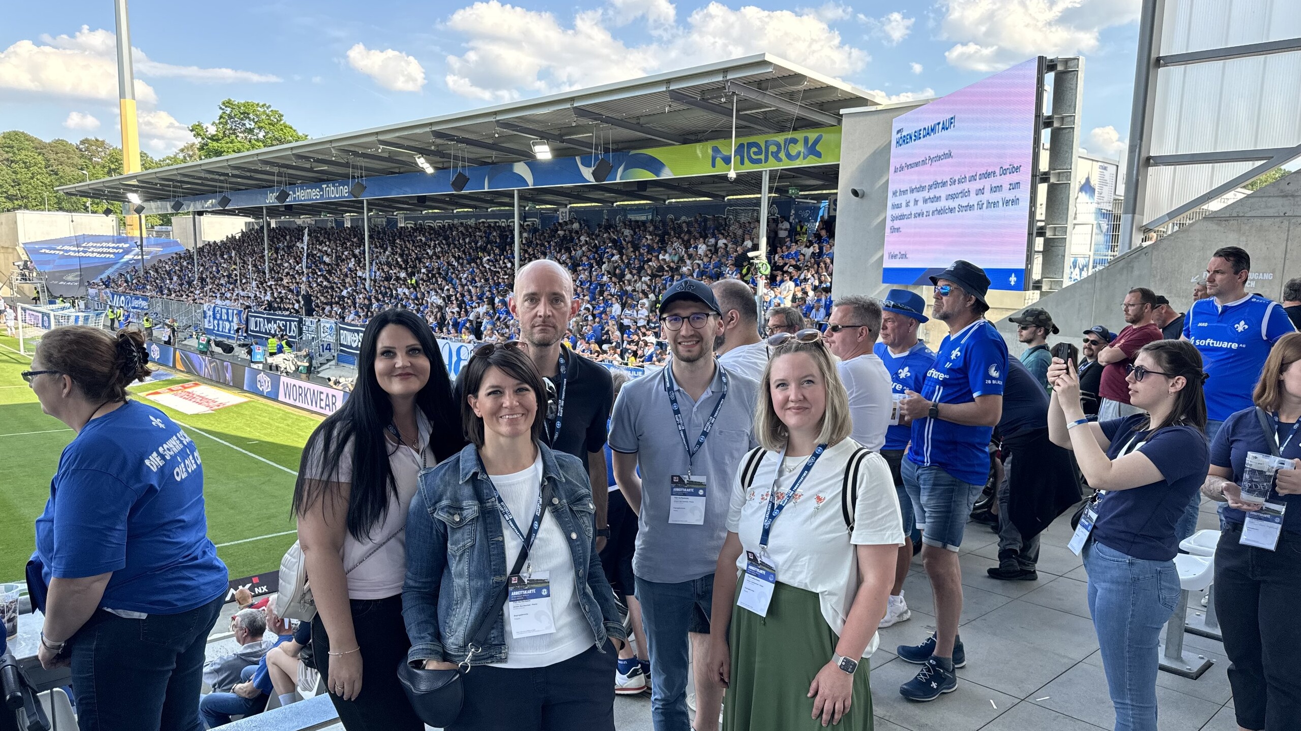 Abbildung Personen in einem Fußballstadion