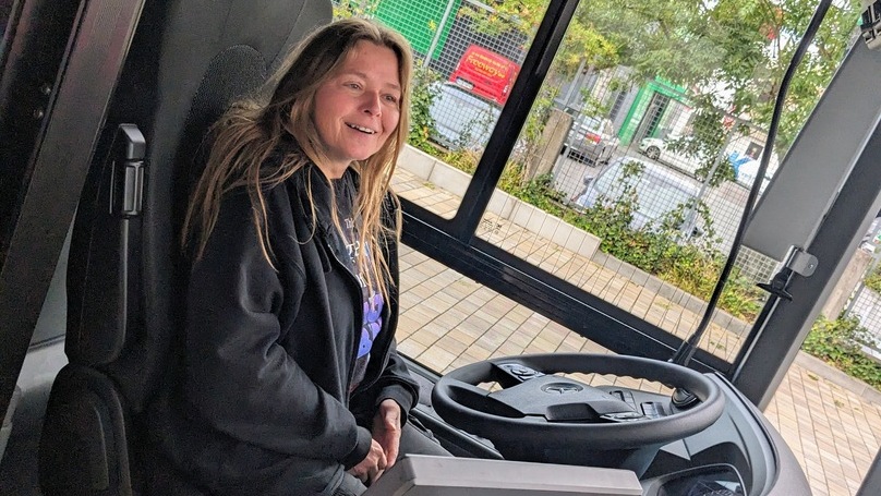 Frau am Steuer eines Busses