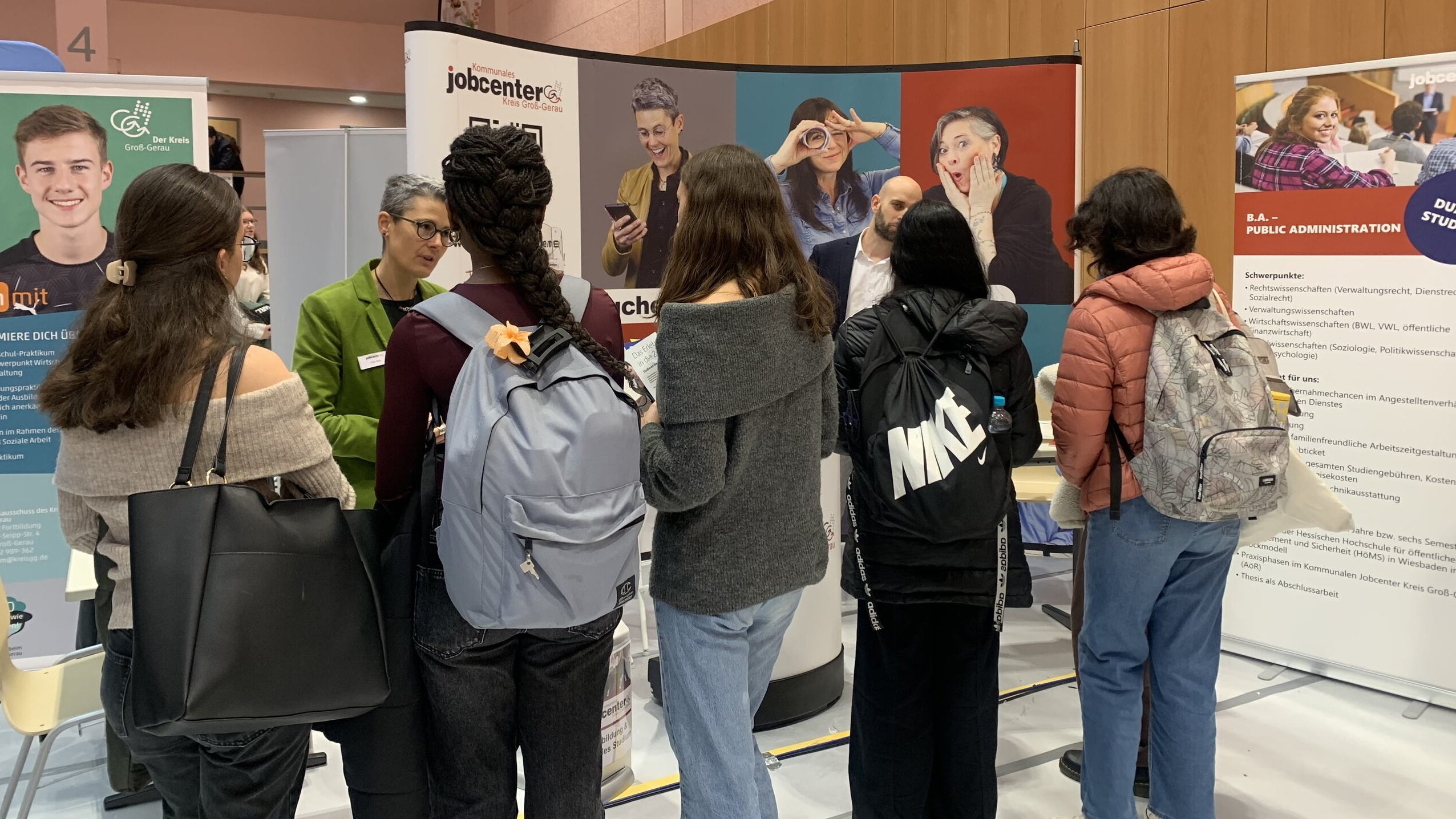 Abbildung Personengruppe vor einem Messestand